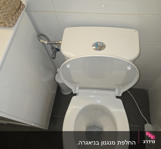 אסלה לבנה בחדר שירותים עם אריחים